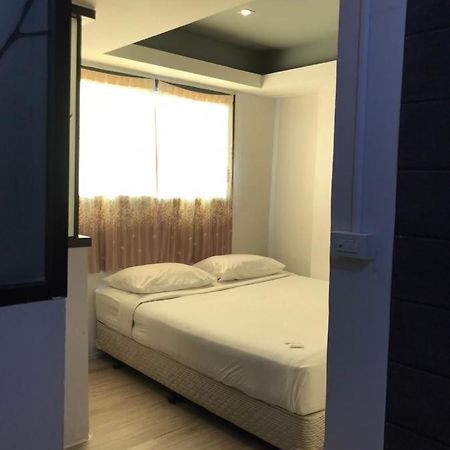 Rod Fai Fah Apartment Bangkok Exterior photo
