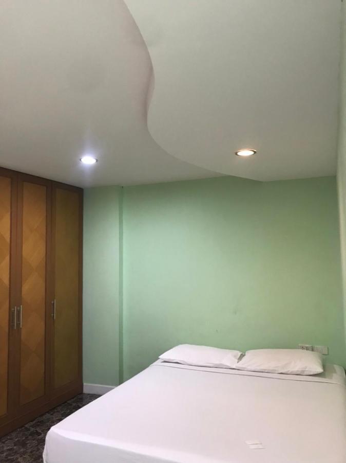 Rod Fai Fah Apartment Bangkok Exterior photo