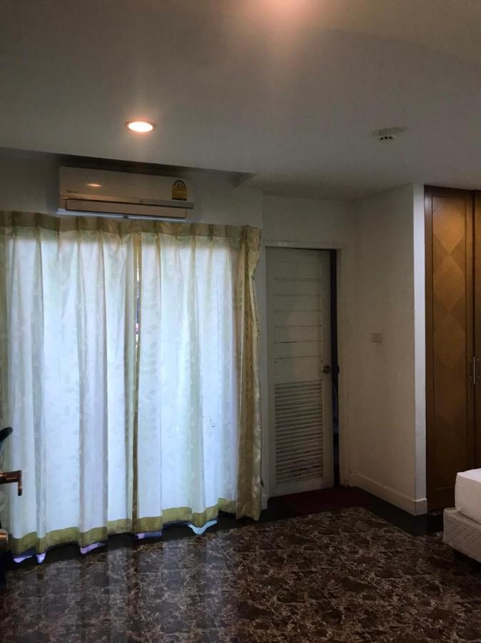 Rod Fai Fah Apartment Bangkok Exterior photo
